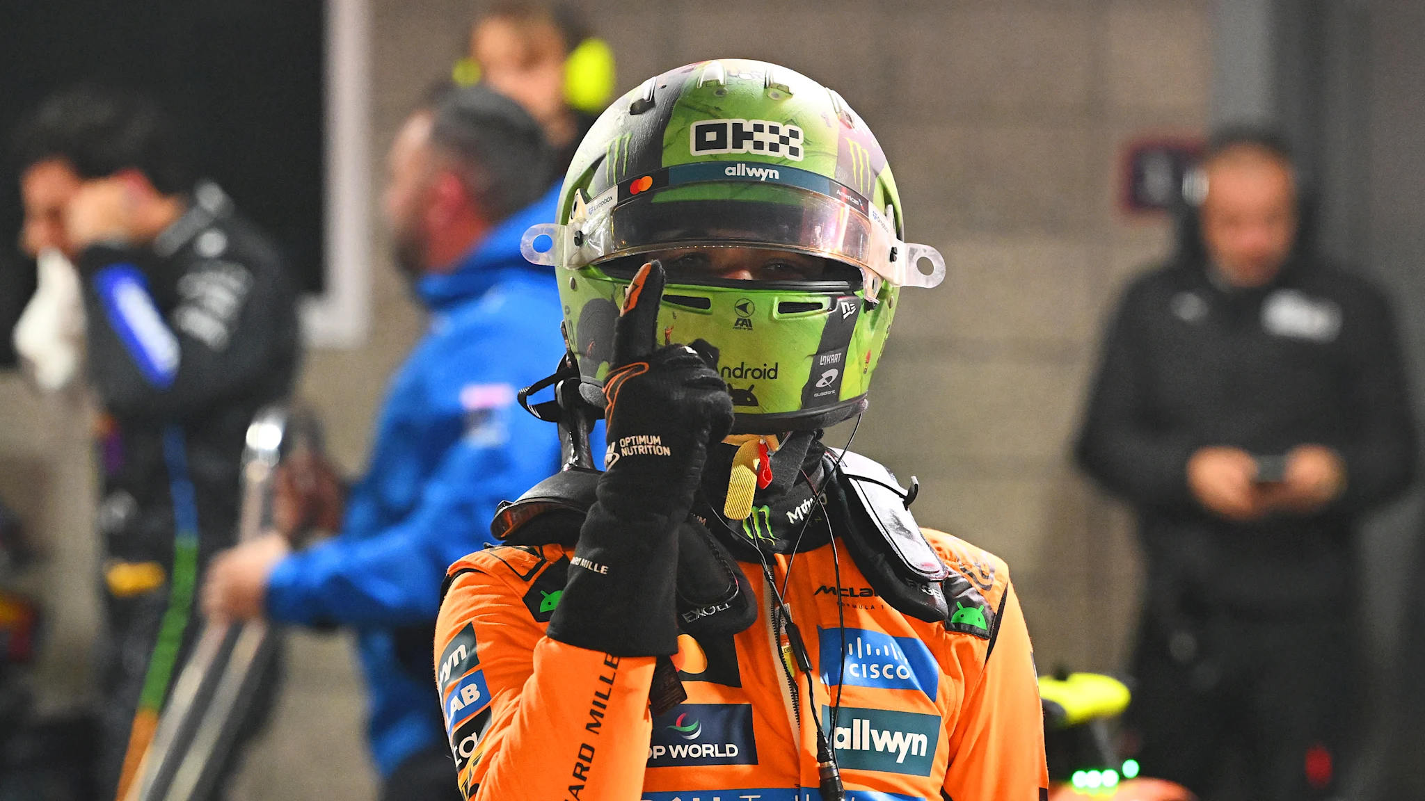 Pilotul Lando Norris obtine pole position la Marele Premiu de la Las Vegas, devansandu-i pe Max Verstappen si Carlos Sainz intr-o sesiune afectata de ploaie.