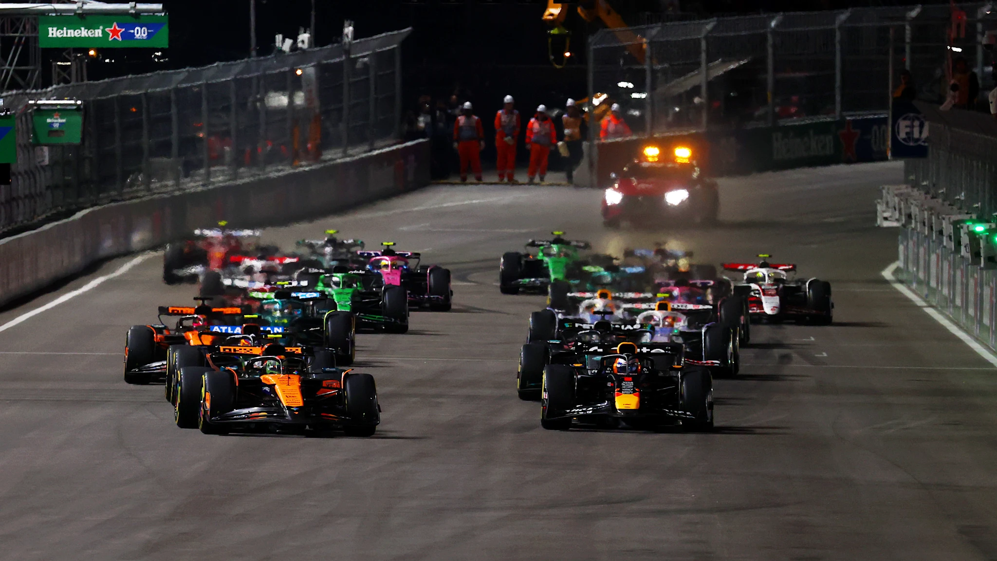 [ad_1] campionatul de formula 1 a continuat cu marele premiu de la las vegas, unde max verstappen a obținut o victorie impresionantă, în timp ce lando norris s-a apropiat și mai mult de titlul de campion al piloților din 2025