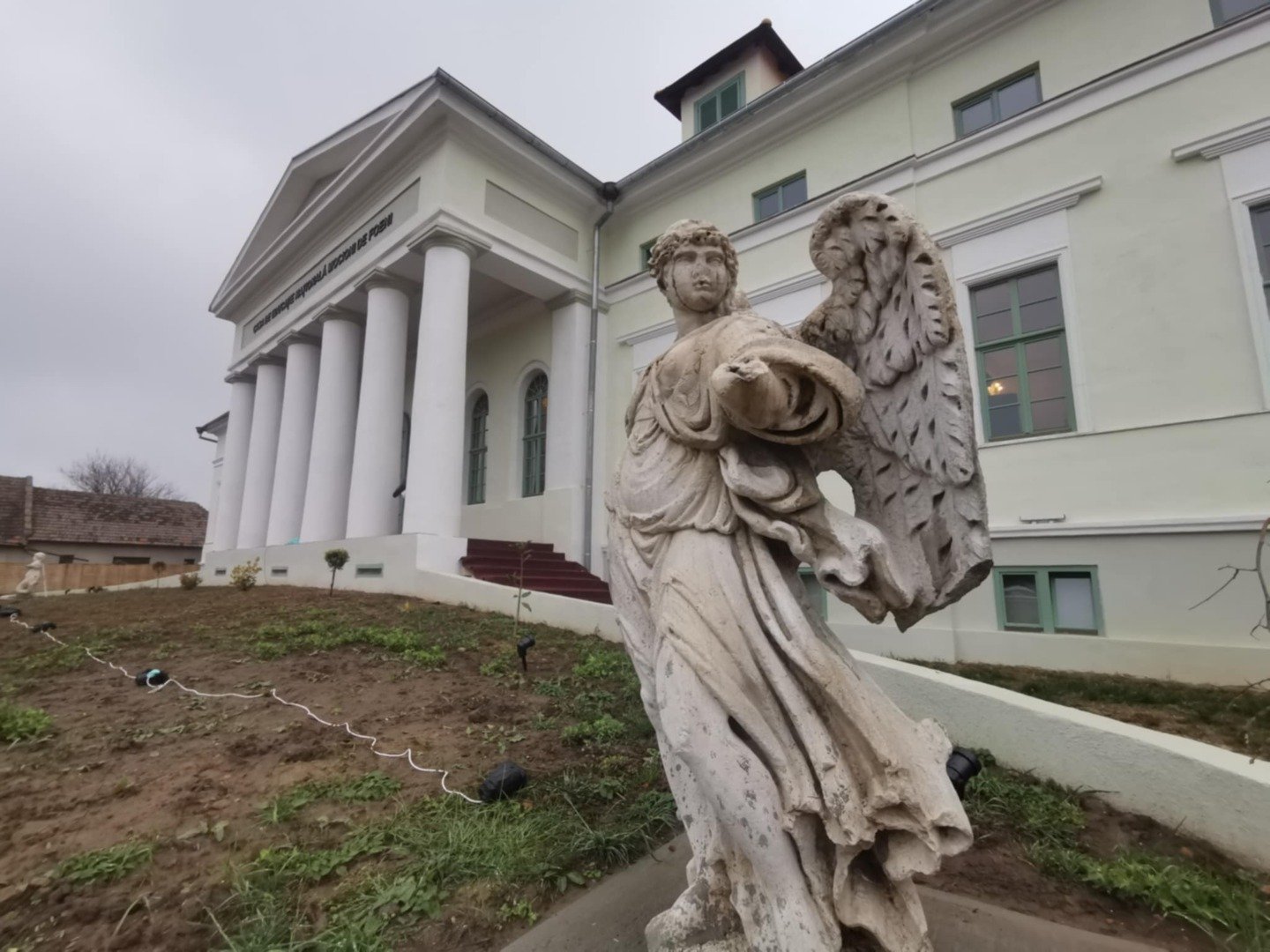 [ad_1] Conacul Mocioni, situat în Foeni, județul Timiș, a fost deschis din nou publicului vineri seara, în preajma sărbătorilor de iarnă