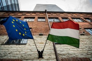 Românii ocupă poziția a treia în topul națiunilor care investesc în imobiliare în Ungaria, fiind urmați doar de germani și chinezi; rușii se află pe primul loc cu o medie de achiziție de 217.000 de euro, în timp ce românii investesc în medie 43.000 de euro.