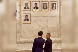 FOTO/VIDEO eful NATO, discuții cu oficialii români la Parlament. Ce l-a întrebat pe Sorin Grindeanu când a văzut fotografia lui Marcel Ciolacu