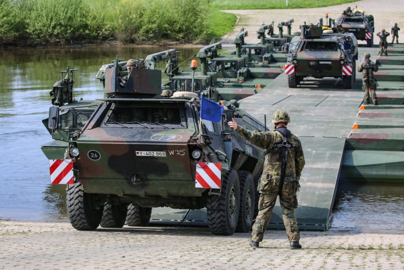 [ad_1] Germania intenționează să cheltuiască aproape 19 miliarde de euro pentru echipament și uniforme militare noi pentru soldați în următorii ani, precum și 7,5 miliarde de euro pentru vehicule blindate pe roți, conform unui document al Ministerului Finanțelor consultat de o agenție de știri