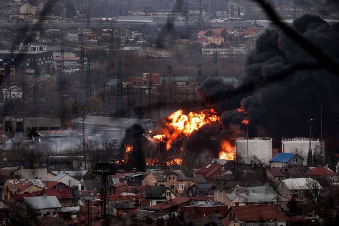 Rusia lansează atacuri cu drone și rachete asupra regiunii de vest a Ucrainei, în timp ce Polonia suspendă temporar operarea a două aeroporturi din sud-estul țării