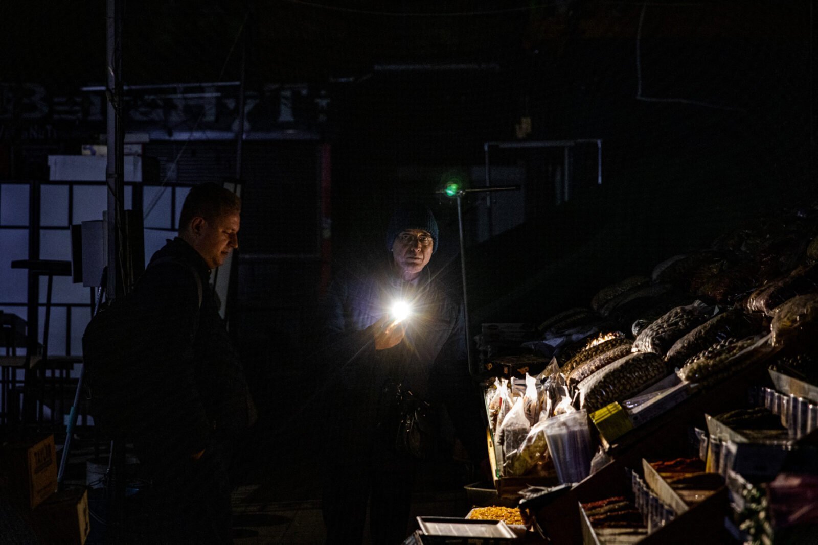 Numerosi cetățeni ucraineni se confruntă cu lipsa de electricitate și temperaturi scăzute, ca urmare a unuia dintre cele mai ample atacuri ruse asupra rețelei energetice naționale