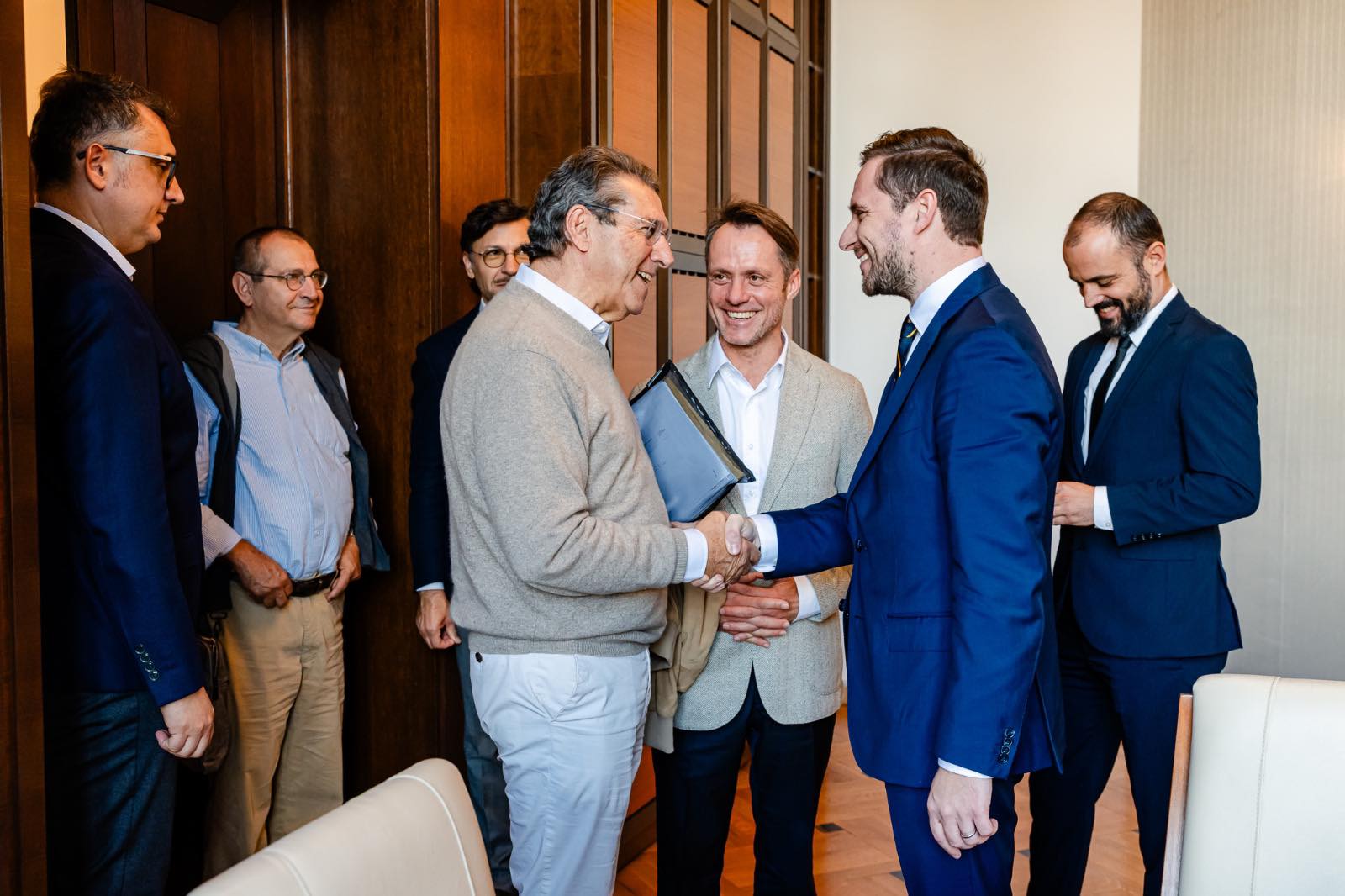 [ad_1] Întâlnire de lucru pentru dezvoltarea urbanistică a Capitalei Primarul Bucureștiului, Stelian Bujduveanu, împreună cu Arhitectul-șef al Capitalei, Matei Damian, a avut o întâlnire cu arhitectul spaniol Leopoldo Arnaiz, fondatorul și președintele Institutului Arnaiz din Madrid