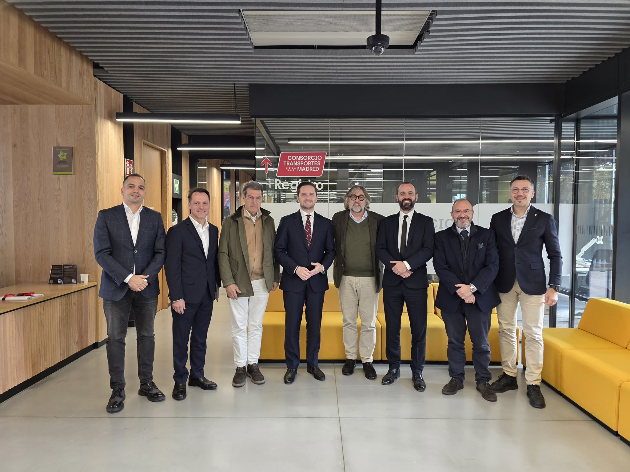 [ad_1] Întâlnire de lucru la Madrid pentru dezvoltarea transportului metropolitan în București Astăzi, Primarul Stelian Bujduveanu a participat la o întâlnire de lucru în Madrid cu reprezentanții Consorțiului Regional de Transport, un model apreciat de mobilitate metropolitană în Europa