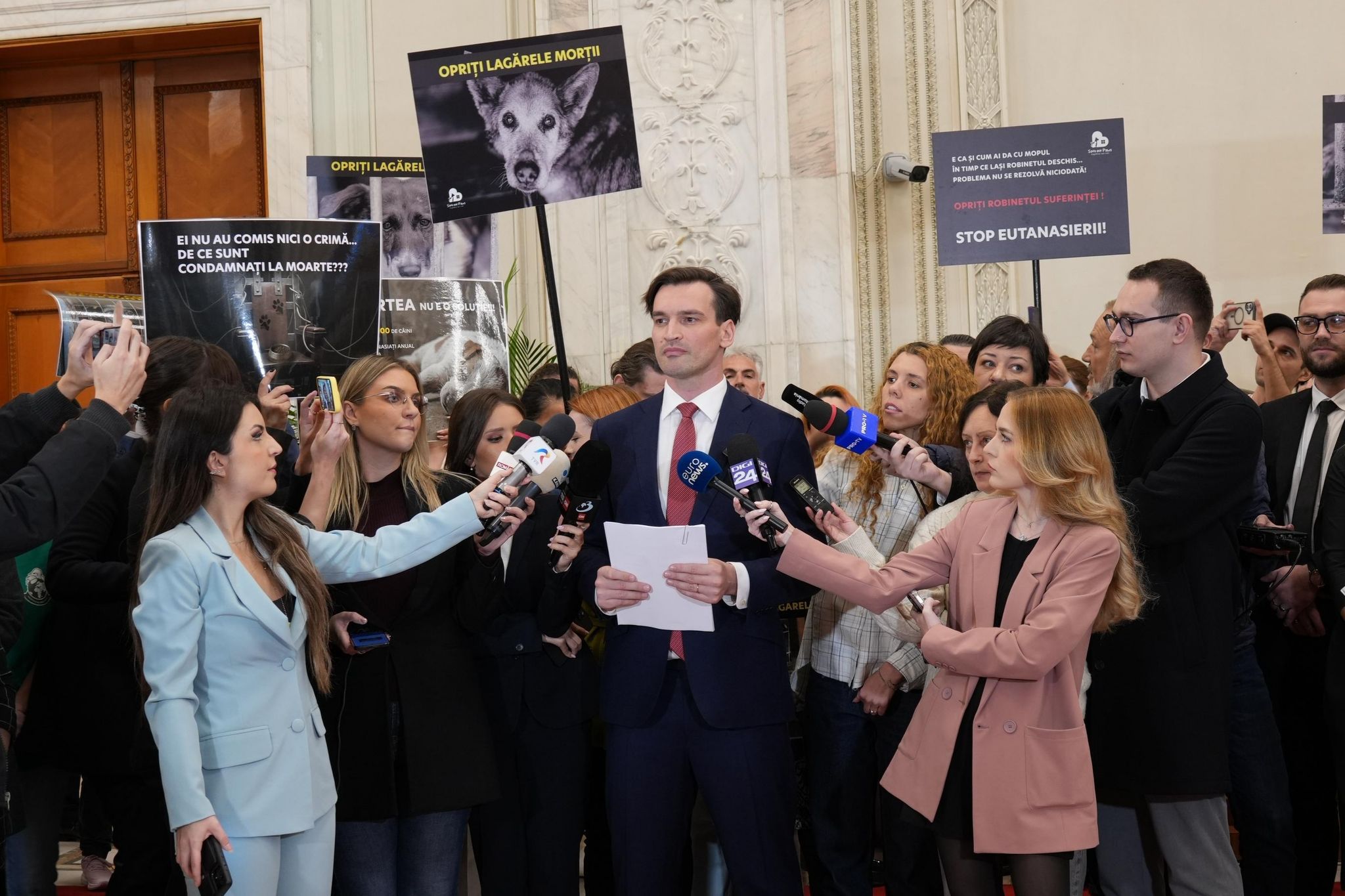 [ad_1] Deputatul Andrei Baciu a depus un proiect de lege privind protecția animalelor, inițiativă care a strâns deja peste 215.000 de semnături