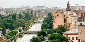 Mai mult de jumătate din poluarea Bucureștiului provine din clădiri și apartamente, iar autoritățile locale se angajează în măsuri de reducere. “Plantarea de gazon nu rezolvă problema”