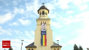 Reacția unui român la steagul de 14 metri de pe Catedrala Reîntregirii