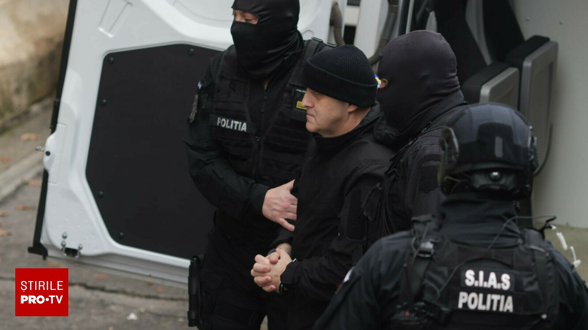 [ad_1] Horaţiu Potra, un cunoscut mercenar, a fost arestat preventiv pentru 30 de zile de către magistraţii de la Curtea de Apel Bucureşti, împreună cu fiul și nepotul său, pentru săvârşirea infracţiunilor de tentativă la comiterea unor acţiuni împotriva ordinii constituţionale, nerespectarea regimului armelor și muniţiilor, precum și nerespectarea regimului materiilor explozive