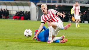 Iată o posibilă reformulare a titlului: “Ginter: ‘Recuperați punctele pierdute și avansați treptat spre podium'”.

Sau, utilizând sinonime: “Ginter: ‘Închideți decalajul și urcați pas cu pas pe scara succesului'”.

Sau, într-o variantă mai concisă: “Ginter: ‘Recuperați și avansați treptat'”.