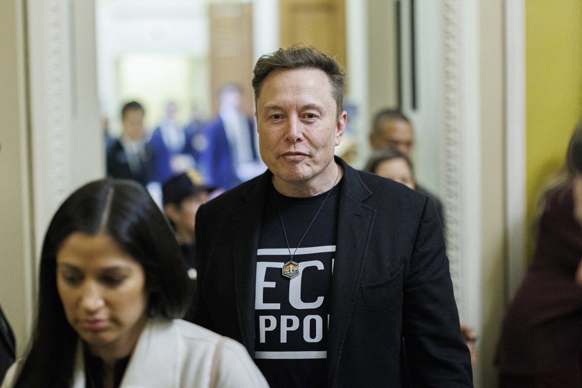 [ad_1] Elon Musk a reaprins dezbaterea despre viitorul muncii, afirmând în cadrul Forumului de Investiții SUA–Arabia Saudită de la Washington, D.C., că avansurile rapide în inteligența artificială (AI) vor face ca munca umană să devină opțională, iar societatea se îndreaptă către o economie post-muncă