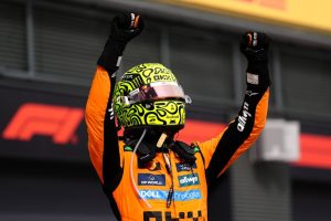 Titlul postarii poate fi refăcut astfel: “Șansele lui Norris de a cuceri titlul în competiția de la Qatar” sau “Norris se luptă pentru victorie înaddAction Emirates”