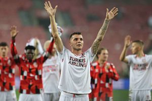 Iată o posibilă reformulare a titlului: “Date statistice din fiecare meci al etapei a 3-a a Conference League, Samsunspor menține startul perfect” 

Sau o altă variantă: “Rezultate și statistici detaliate din toate meciurile din etapa a 3-a a Conference League, Samsunspor continuă seria sa de victorii” 

Sau încă o variantă: “Samsunspor rămâne în fruntea clasamentului după etapa a 3-a a Conference League – rezultate și statistici complete” 

Sau o ultimă variantă: “Etapa a 3-a a Conference League în cifre: Samsunspor menține poziția de lider”