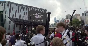 Video: Gruppi de interpreți de cimpoi din Australia au doborât un record mondial cu piesa „It’s a Long Way to the Top” a trupei AC/DC