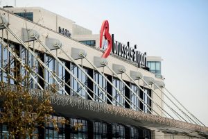 Un bărbat arestat la Bruxelles după ce a încercat să lovească cu mașina patru polițiști; suspectul, reținut imediat, nu își dezvăluie cetățenia