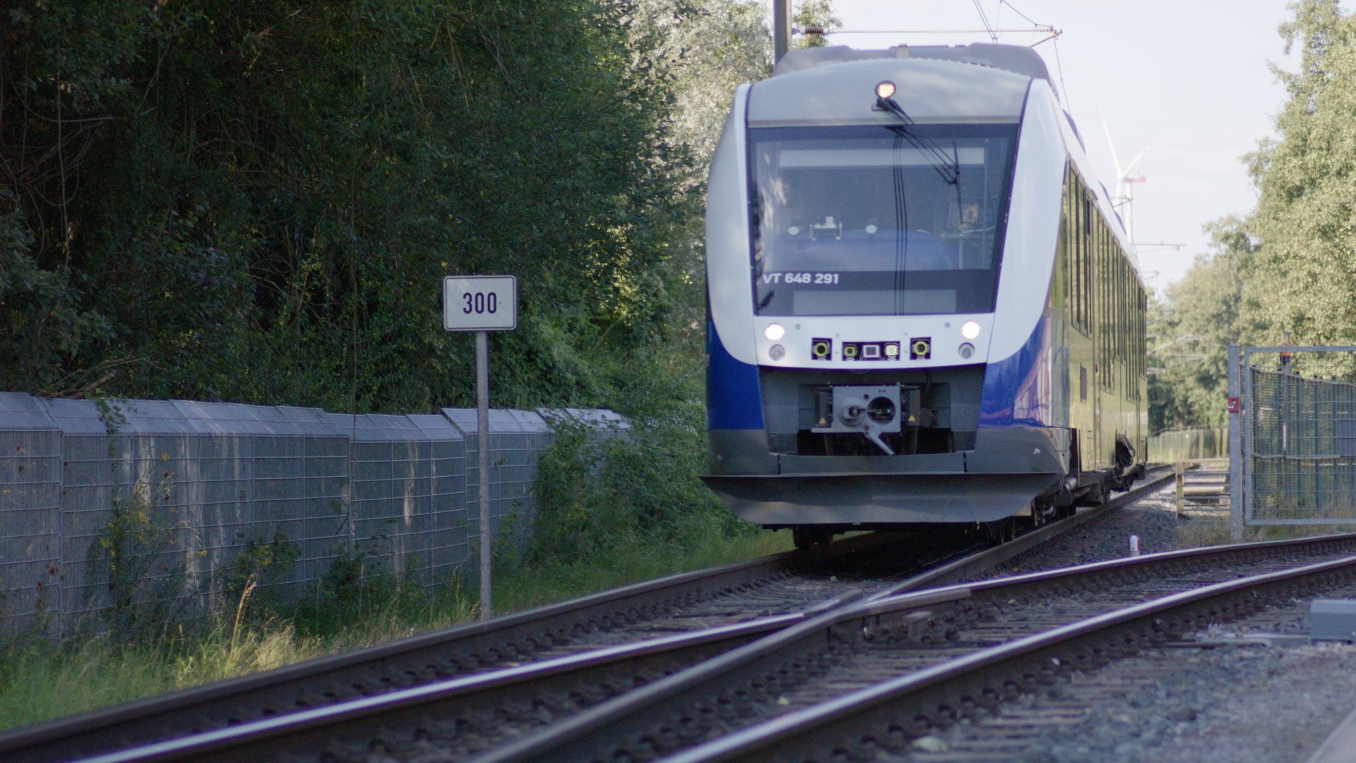 Alstom încheie un acord cu compania feroviară de stat din Polonia pentru furnizarea a 42 de trenuri electrice supraetajate Coradia Max, valoarea contractului fiind estimată la circa 1,6 miliarde de euro