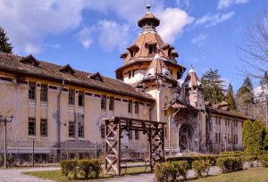 Campanie pentru protejarea patrimoniului din Băile Govora / Primarul localității, tatăl judecătorului Bogdan Mateescu, a fost implicat în activități de poliție politică în epoca comunistă, confirmat de CNSAS