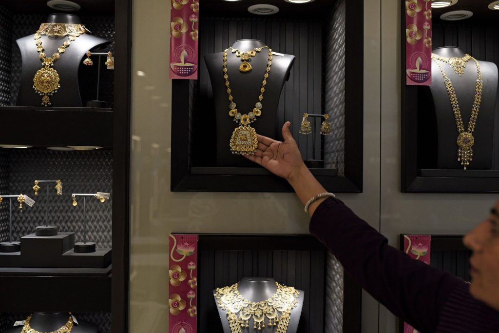 Câștigătorul Asia Express și-a cumpărat un lanț de aur de un kilogram