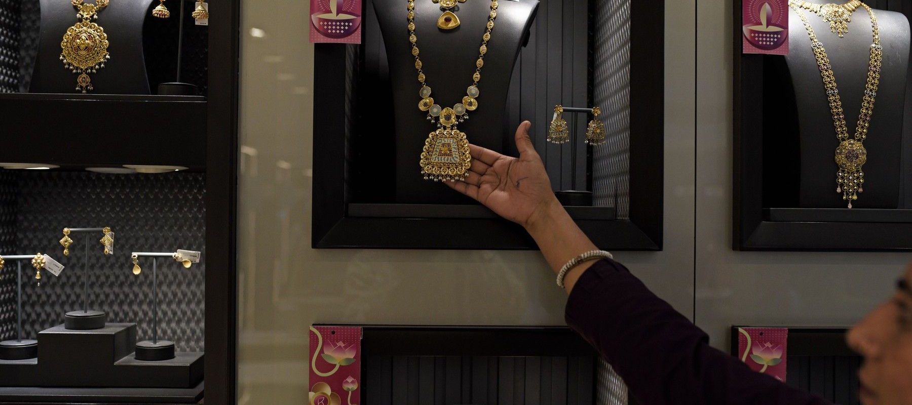 Câștigătorul Asia Express și-a cumpărat un lanț de aur de un kilogram