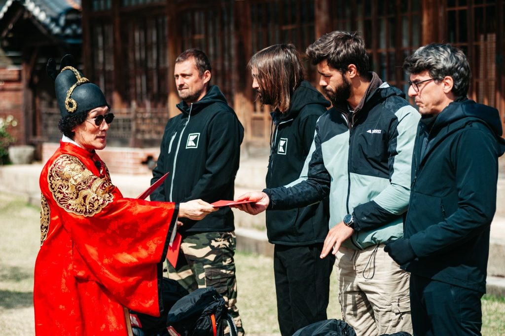 Cine a câștigat ultima amuletă de pe Drumul Eroilor la Asia Express?