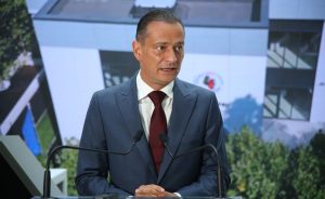 Daniel Băluță și-a anunțat candidatură pentru Primăria Capitalei din partea PSD, în timp ce președintele partidului, Sorin Grindeanu, nu a fost prezent; politicianul afirmă că locuitorii vor evalua influența politicii asupra orașului în ultimii 35 de ani