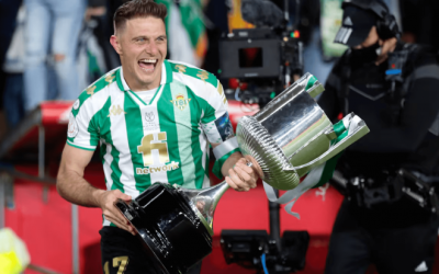 Joaquín con la Copa del Rey ganada al Valencia CF (Foto: EFE)
