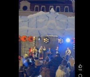 Interpretă în suferință pe scena târgului de Crăciun din Piața Ovidiu. Localnicii ironizează: Am descoperit motivul pentru care s-au spânzurat urșii