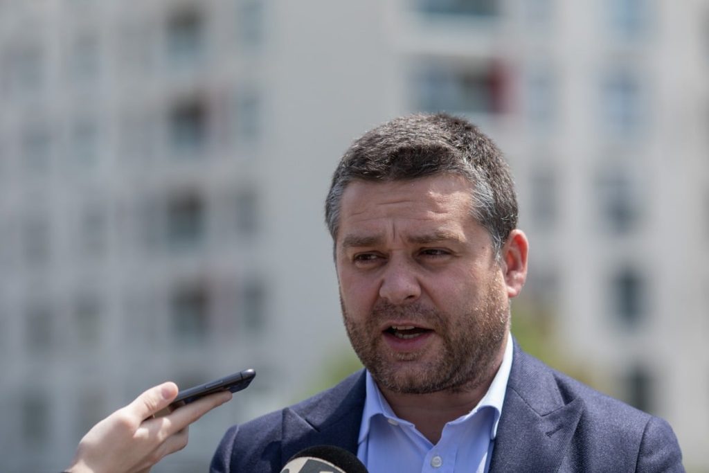 [ad_1] Primarul Sectorului 6 și candidatul PNL pentru Primăria Capitalei, Ciprian Ciucu, acuză existența unei campanii negative intense în mediul online, precum și plasarea a zeci de camioane în diferite zone ale orașului