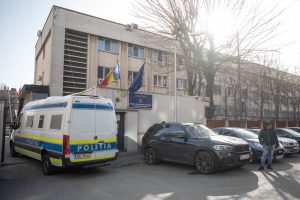 Un bărbat suspectat de violul și agresarea sexuală a fiicei sale vitrege de 11 ani, timp de aproape trei ani, a fost plasat în arest preventiv