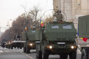 Soldați exersează pentru parada de Ziua Națională în poligonul Ghencea, Ministerul Apărării avertizează: unele echipamente militare vor traversa zona, acestea fiind activități programate.