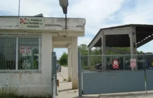 Ministrul Economiei avertizează asupra riscurilor de la fabrica de pulberi din Făgăraș, unde se arde deșeuri în apropierea unei substanțe explozive