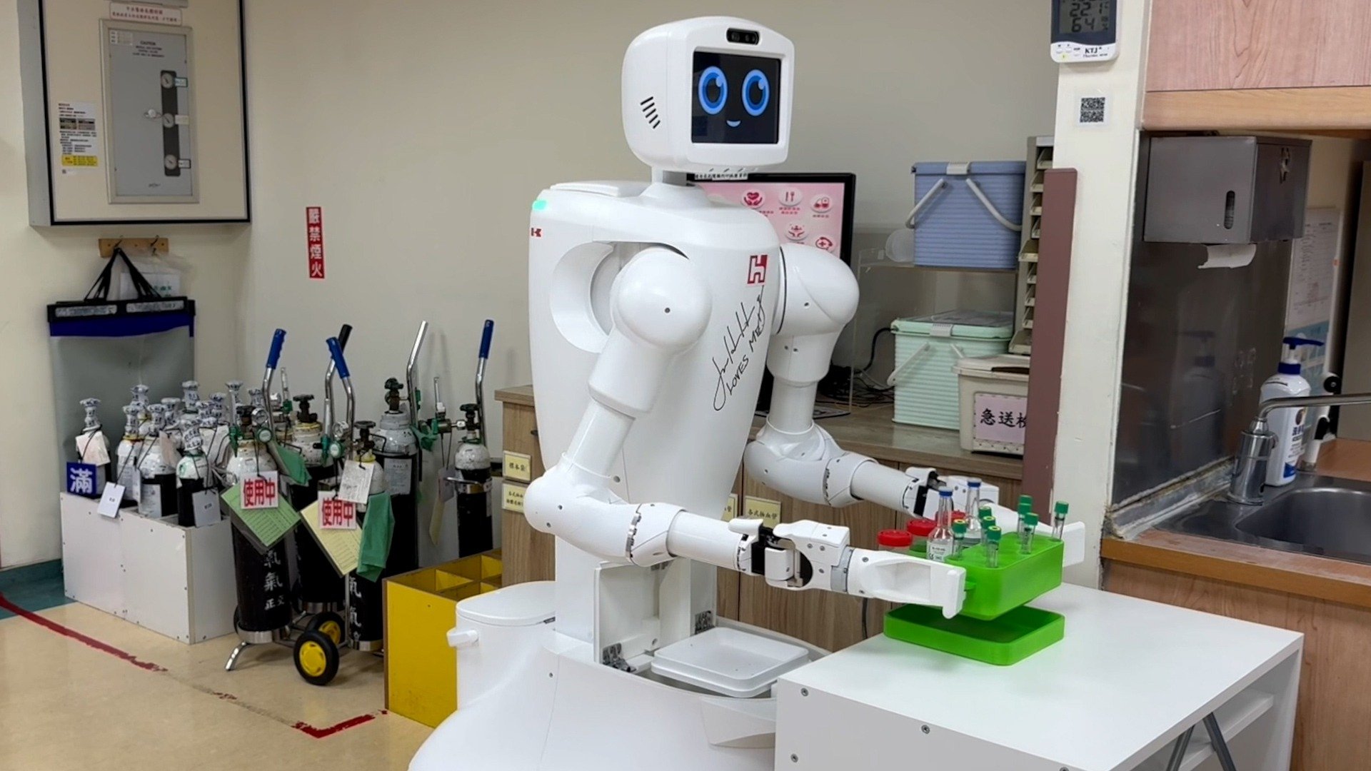 [ad_1] Gigantul taiwanez Foxconn, unul dintre cei mai mari contractori de producție la nivel global și principal partener al Apple, anunță implementarea unor roboți umanoizi pe liniile sale de asamblare