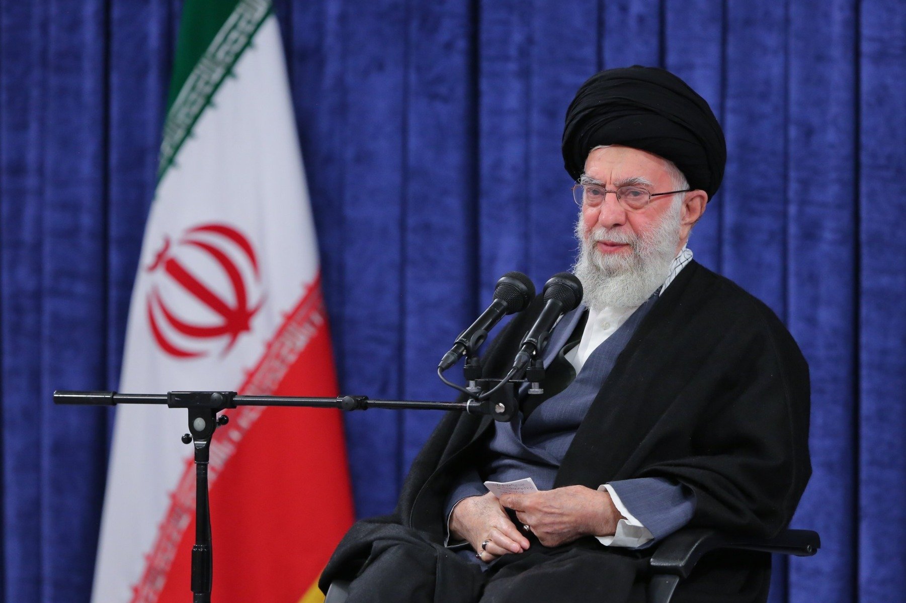 [ad_1] Președintele iranian Masoud Pezeshkian a avertizat că, dacă liderul suprem Ali Khamenei ar fi rănit sau dacă i s-ar întâmpla ceva, regimul islamic s-ar putea prăbuși