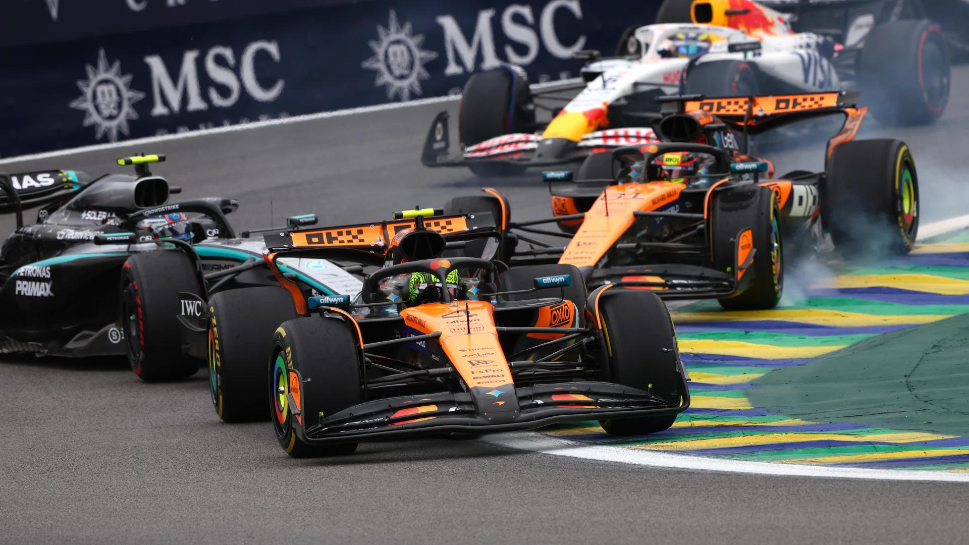 Lando Norris câștigă la Sao Paulo, devansându-i pe Kimi Antonelli și Max Verstappen.