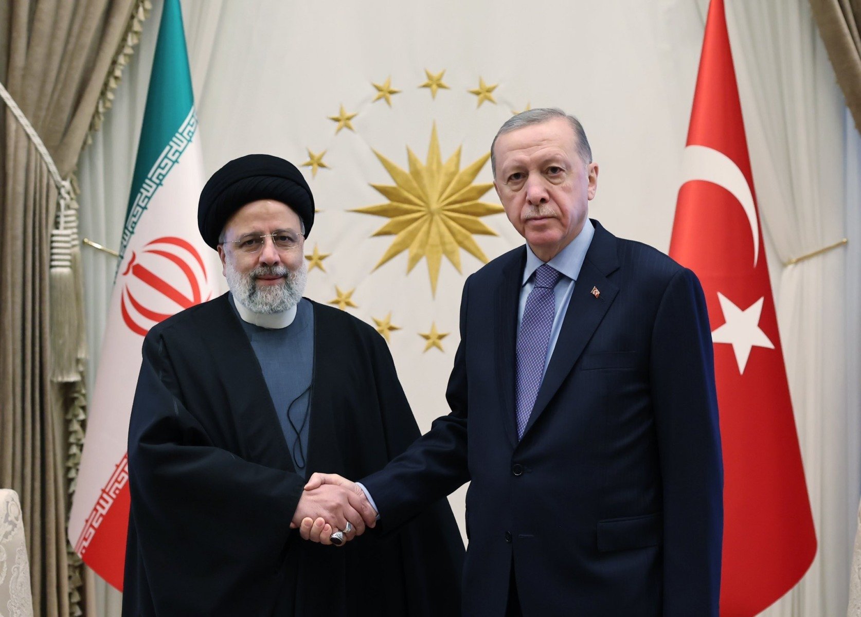 [ad_1] Iranul și Turcia au convenit duminică să demareze construirea unei căi ferate care să le conecteze, astfel creând o legătură strategică pentru comerțul internațional dintre Europa și Asia, conform agenției de presă AFP, citată de News.ro