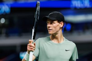 Jannik Sinner ajunge pentru a treia oară consecutiv în finala Turneului Campionilor, învingându-l pe Alex De Minaur în două seturi