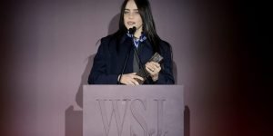 Billie Eilish cere miliardarilor să-și dea averile, Mark Zuckerberg fiind de față
