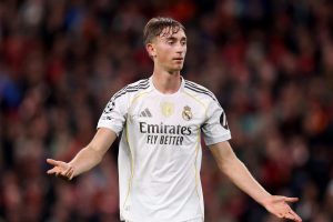 Jucătorul Dean Huijsen va lipsi de la meciul împotriva Spaniei din cauza unei probleme la inghinal, urmând să efectueze examene medicale suplimentare.