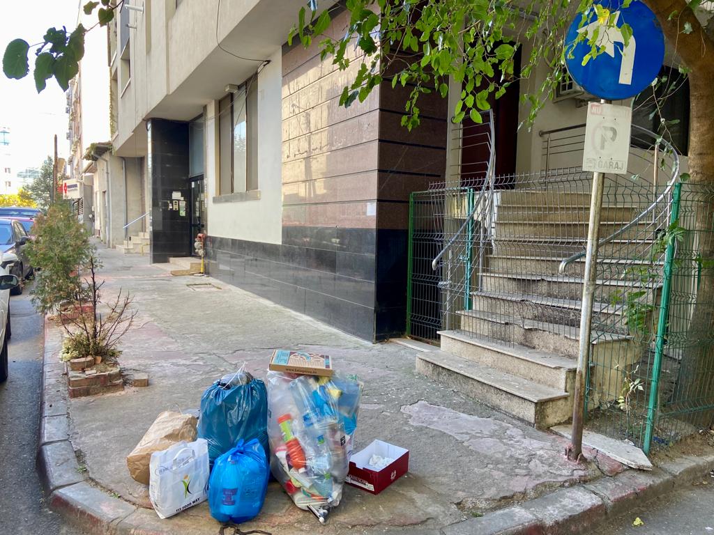 Urgent: Societatea Romprest anunță întreruperea serviciilor de salubritate pe raza Sectorului 1 din Capitală. Motivul invocat de companie se referă la existența unor restanțe financiare în cuantum de 116 milioane de lei, despre care se afirmă că ar fi acumulate de către administrația locală a Sectorului 1, condusă de George Tuță, reprezentant al Partidului Național Liberal.