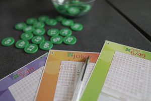 Iată o reformulare a titlului: “Câştigătorul a obţinut jackpot-ul uriaş la loteria naţională, în valoare de aproximativ 10 milioane de euro”.