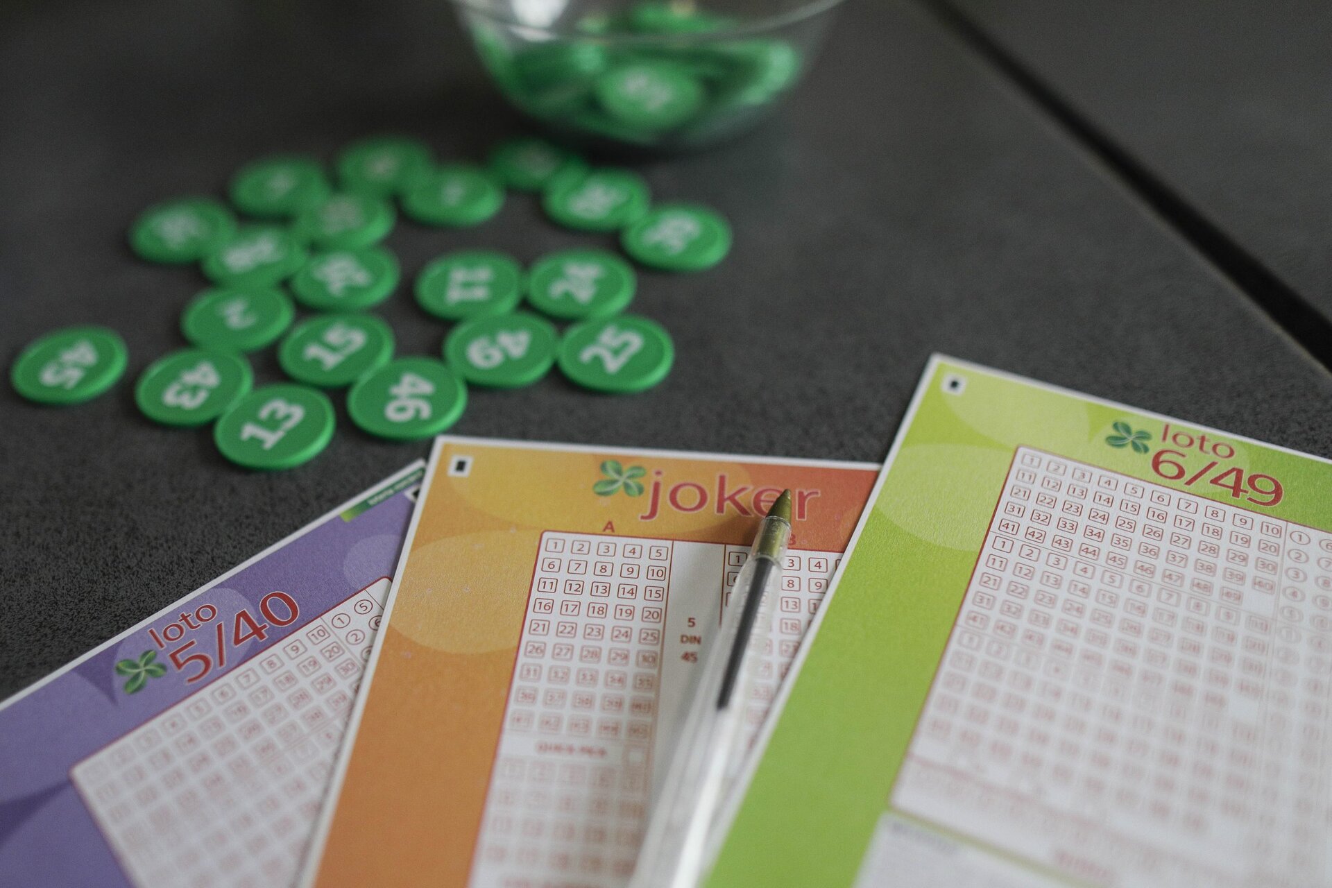Iată o reformulare a titlului: „Câştigătorul a obţinut jackpot-ul uriaş la loteria naţională, în valoare de aproximativ 10 milioane de euro”.