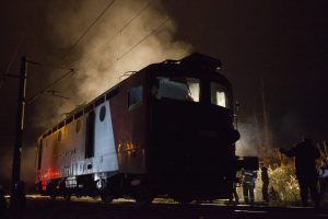 Accident major în Caraș-Severin: tren CFR a lovit un echipament feroviar, punând în pericol siguranța circulației și a pasagerilor