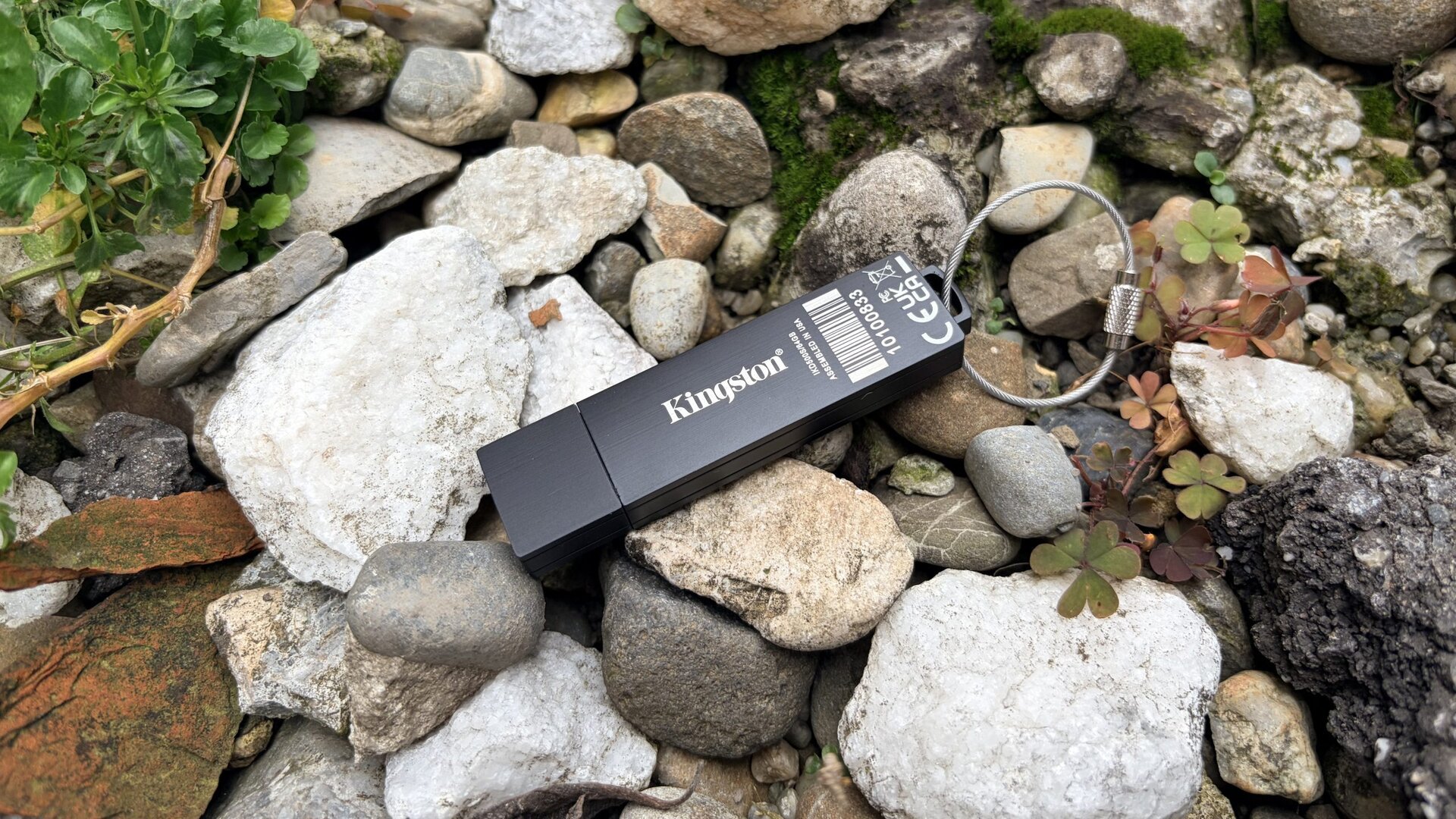 [ad_1] În contextul creșterii preocupărilor legate de securitatea datelor personale și a celor sensibile, dispozitivele de tip external hard drive cu criptare hardware, precum Kingston IronKey D500S, au câștigat tot mai multă atenție