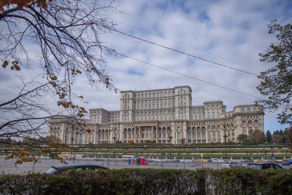 [ad_1] Premierul Ilie Bolojan a afirmat vineri că legea referitoare la subvențiile primite de partidele politice trebuie ajustată, pentru a aloca un buget între campanii „la un nivel rezonabil, care să asigure funcționarea partidului”