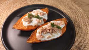 Cartofi dulci copt cu ton și sos de iaurt – o rețetă simplă, gustoasă și plină de nutrienți, inspirată din bucătăria mediteraneană