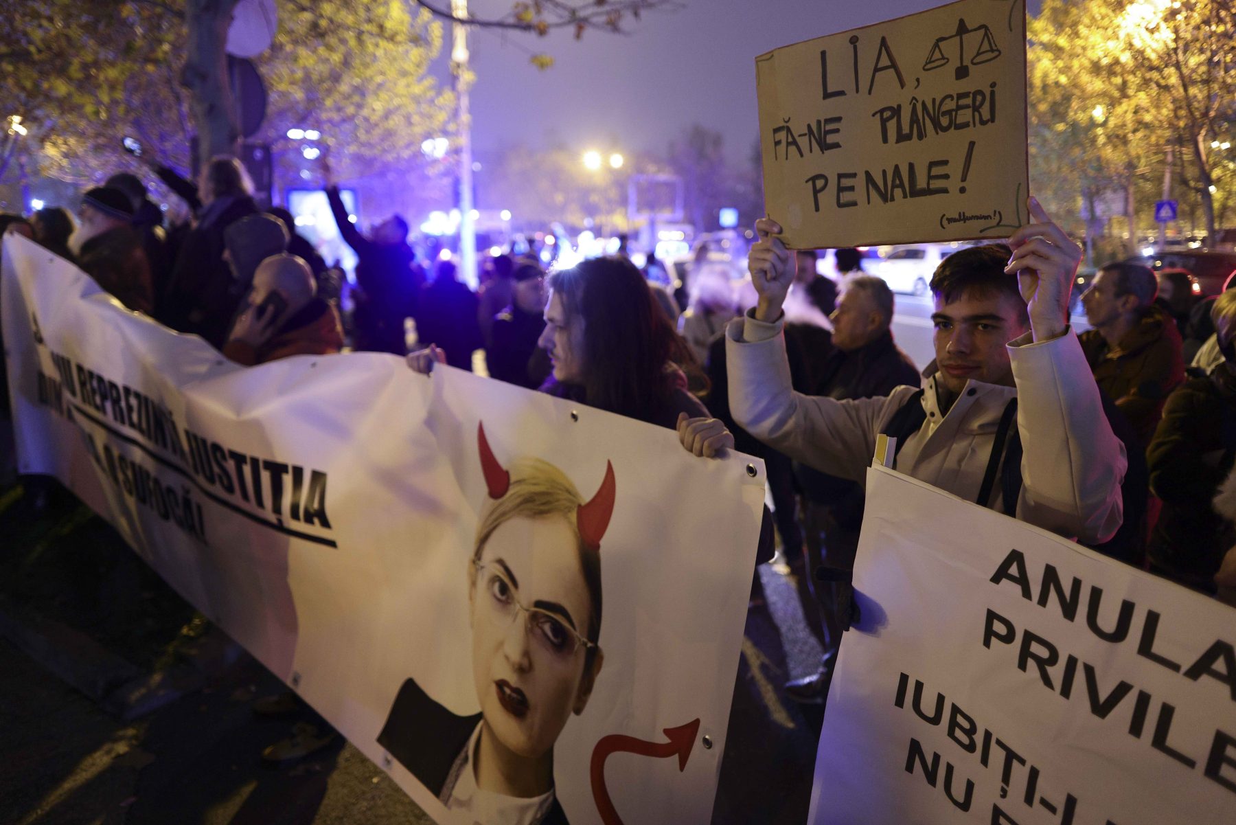 Protest în fața Înaltei Curți contra Liei Savonea
