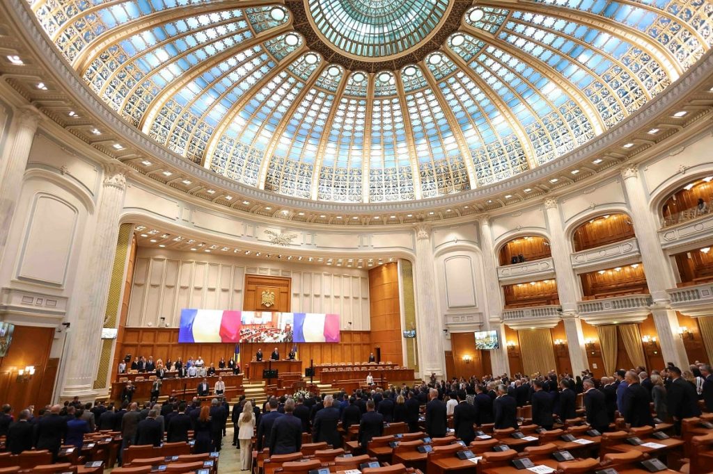 [ad_1] Zeci de angajați ai Camerei Deputaților au ieșit spontan în holurile Parlamentului pentru a protesta împotriva reformei din administrație, exprimându-și nemulțumirea față de posibilitatea reducerii salariilor cu 10%, conform agenției de știri