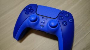 PS5 lansează controller DualSense Icon Blue