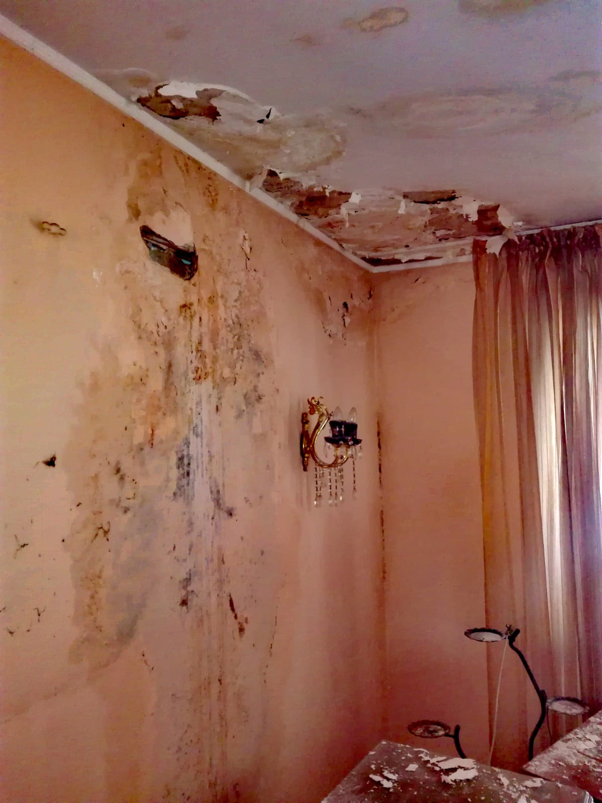 INS: Probleme de igrasie în peste jumătate dintre locuințele românilor, iar scurgerile pe acoperiș sau pereți impactează peste o treime dintre gospodării